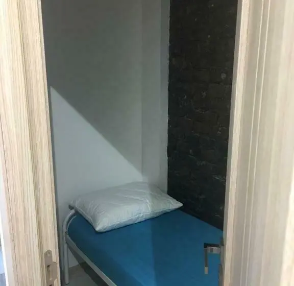 اتاق اکونومی یک تخته, Hostel Train Station