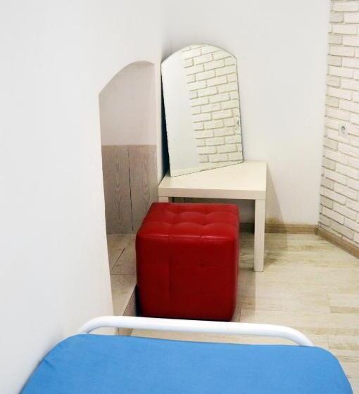 اتاق اکونومی یک تخته, Hostel Train Station