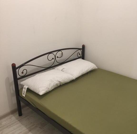 اتاق اکونومی, Hostel Train Station