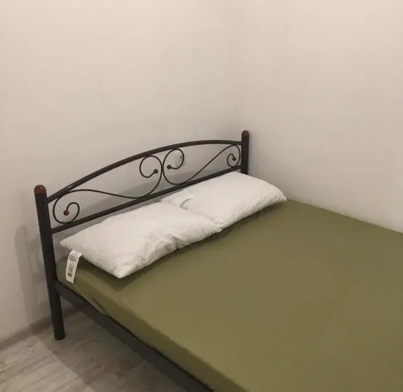 اتاق اکونومی, Hostel Train Station