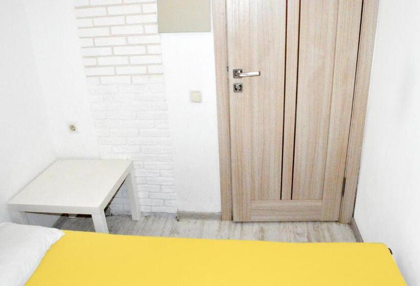 اتاق اکونومی, Hostel Train Station