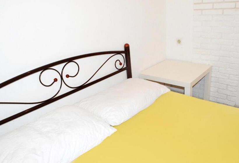 اتاق اکونومی, Hostel Train Station