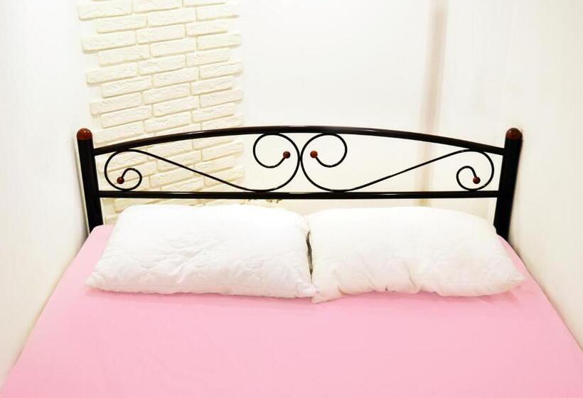 اتاق استاندارد, Hostel Train Station