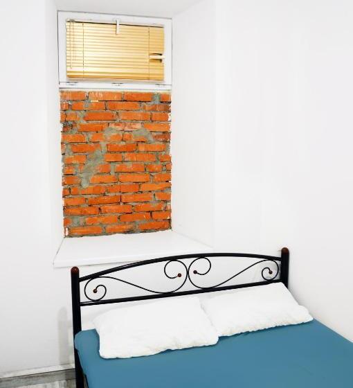 اتاق اکونومی, Hostel Train Station