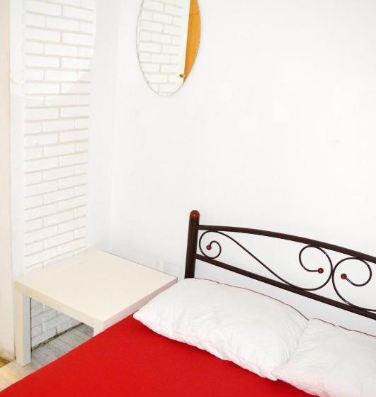 اتاق اکونومی, Hostel Train Station