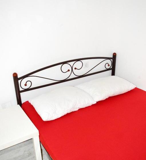 اتاق اکونومی, Hostel Train Station