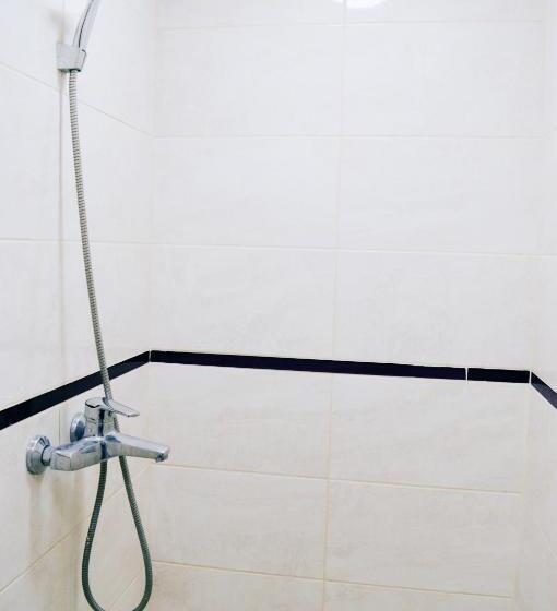 اتاق اکونومی, Hostel Train Station