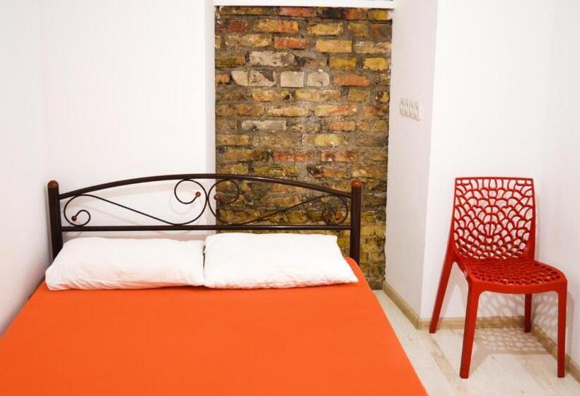 اتاق استاندارد, Hostel Train Station