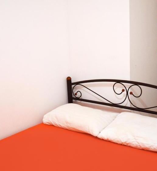 اتاق استاندارد, Hostel Train Station