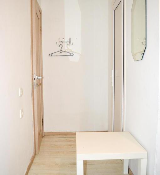 اتاق استاندارد, Hostel Train Station