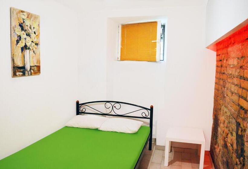 اتاق استاندارد, Hostel Train Station