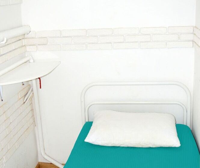 اتاق اکونومی یک تخته, Hostel Train Station