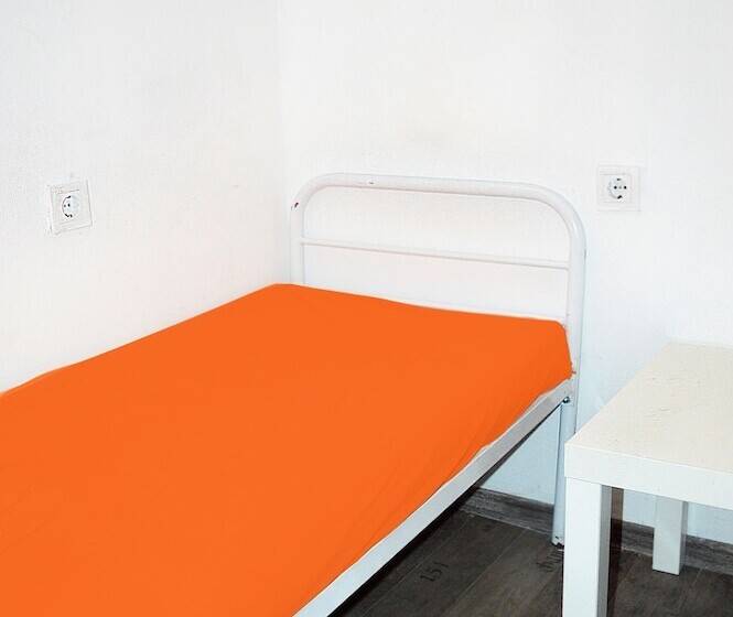 اتاق اکونومی یک تخته, Hostel Train Station