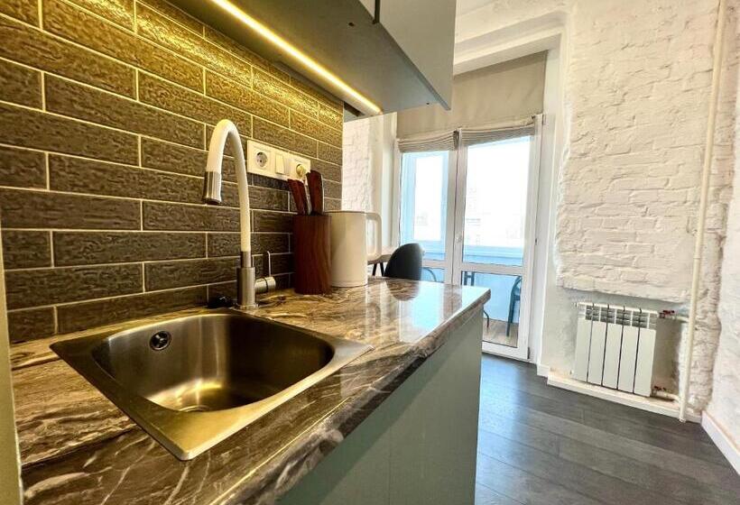 Standard Kolmen Hengen Huone, Kyiv Panorama Apartments Near Gulliver