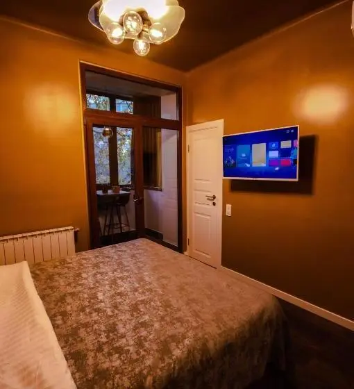 اتاق استاندارد سه تخته با بالکن, Kyiv Panorama Apartments Near Gulliver