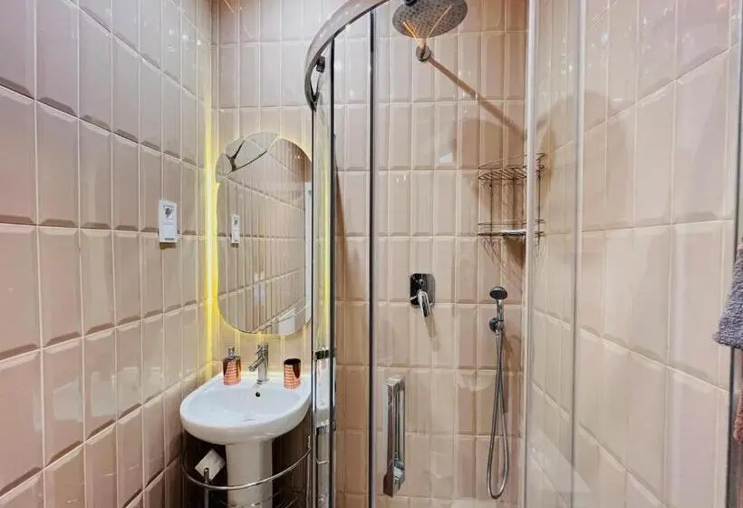 اتاق استاندارد سه تخته با بالکن, Kyiv Panorama Apartments Near Gulliver