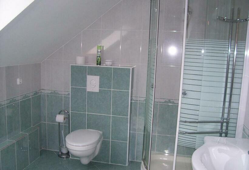 스탠다드 스튜디오, Júlia Vendégház