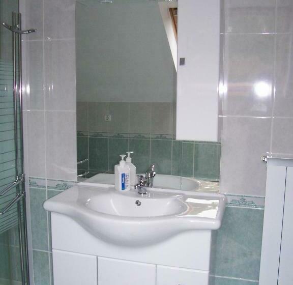 스탠다드 스튜디오, Júlia Vendégház