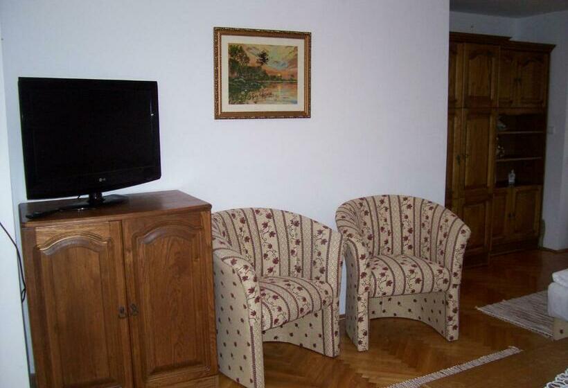 스탠다드 스튜디오, Júlia Vendégház