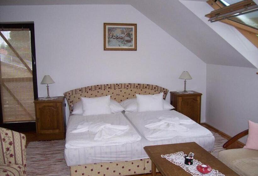 스탠다드 스튜디오, Júlia Vendégház