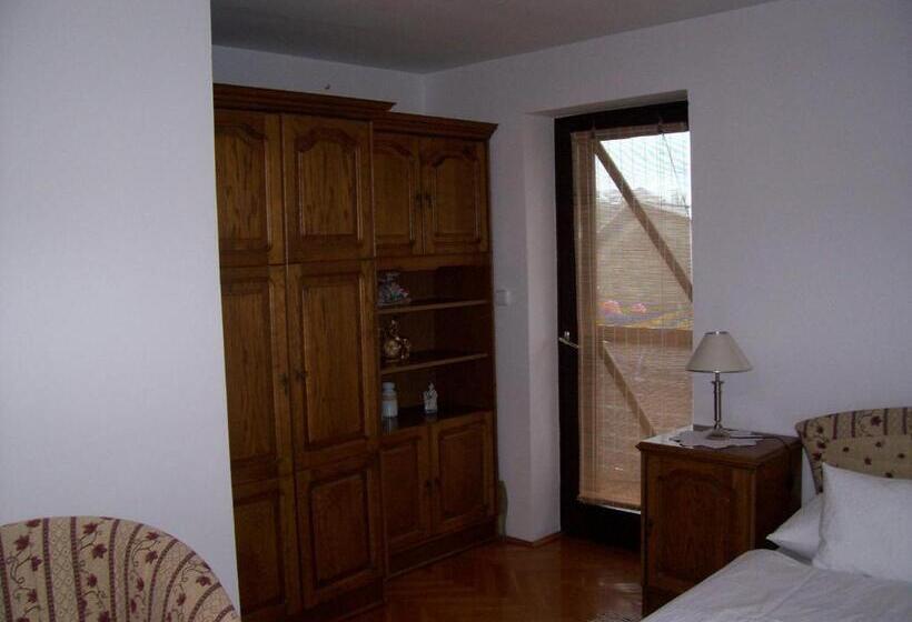 스탠다드 스튜디오, Júlia Vendégház