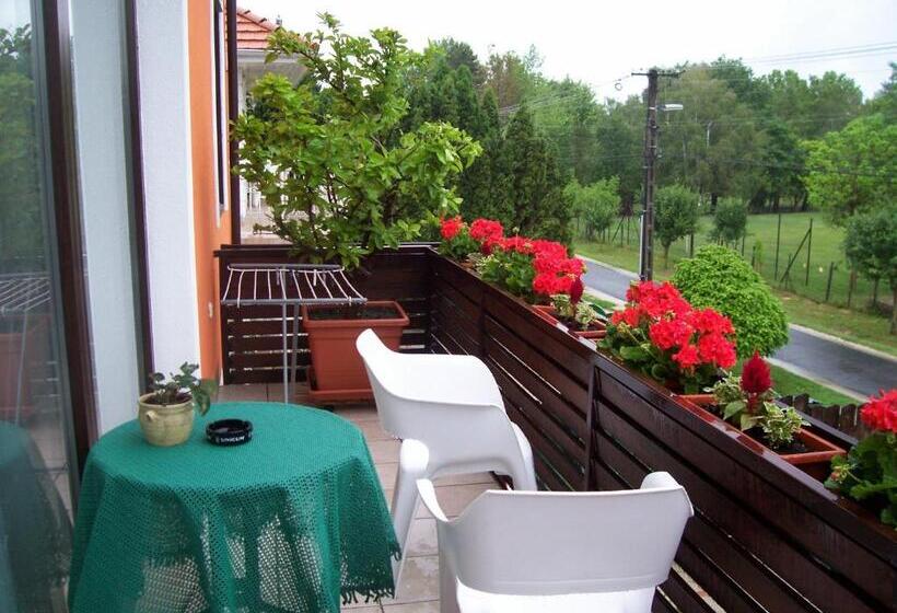 침실 2개 아파트, Júlia Vendégház