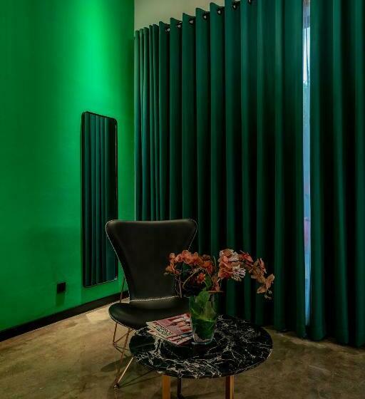 اتاق استاندارد با چشمانداز استخر, Le Jardin Secret Saigon