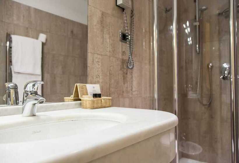 اتاق استاندارد سه نفره, Benivieni