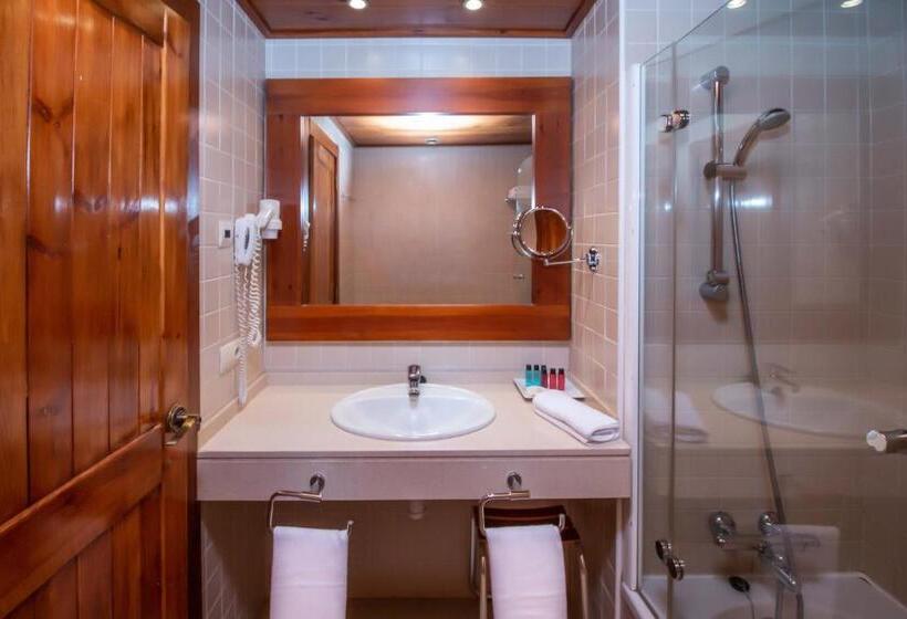 غرفة قياسية ثلاثية, Fontanals Golf