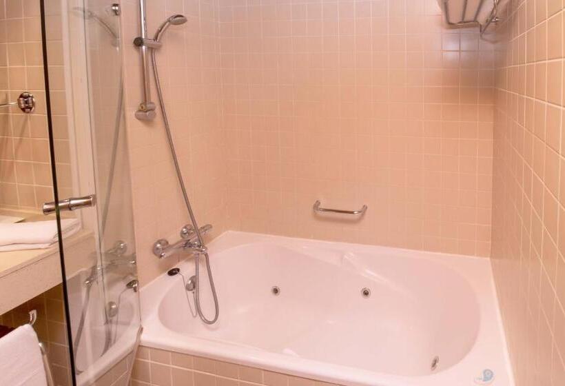 غرفة قياسية, Fontanals Golf