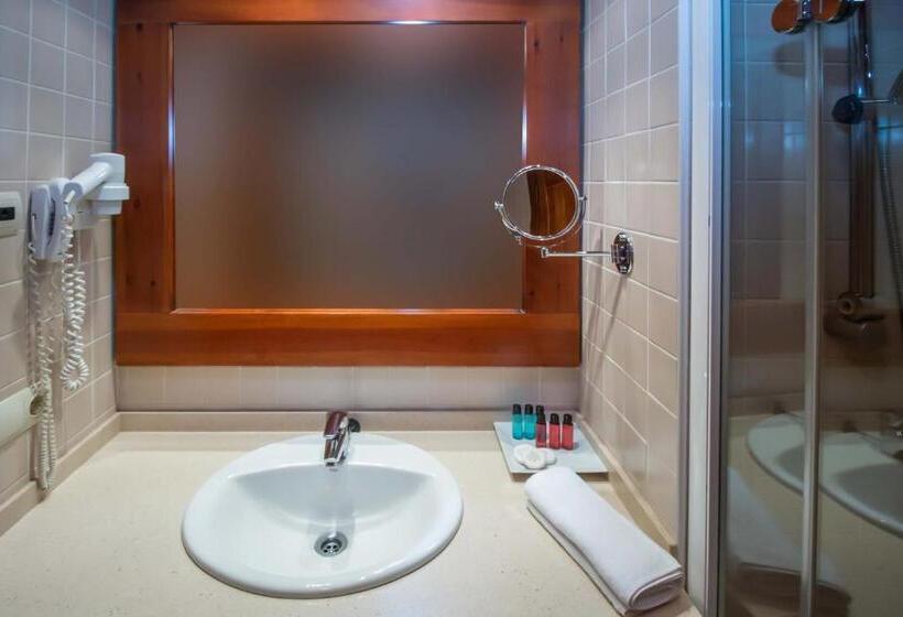 غرفة عائلية, Fontanals Golf