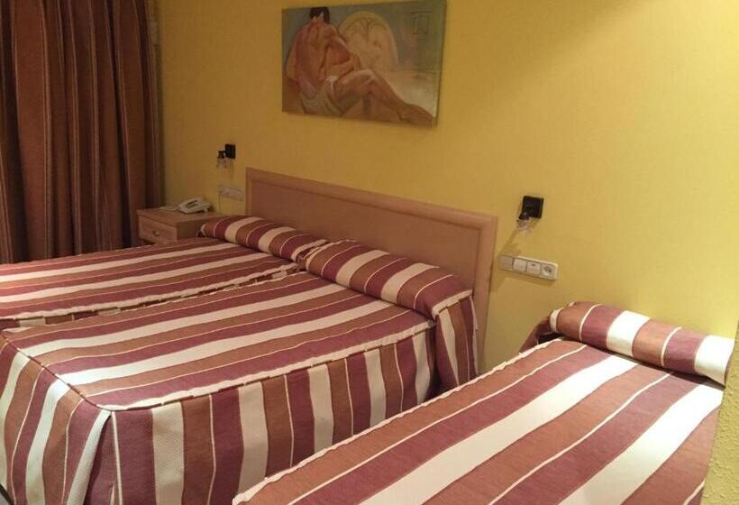 آپارتمان یک خوابه با دری مشترک که هال را جدا می کند., La Union