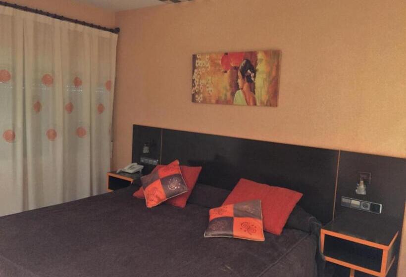 آپارتمان یک خوابه با دری مشترک که هال را جدا می کند., La Union