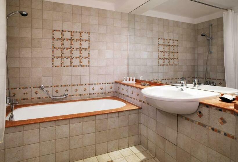 Superior Room Garden View, Le Méridien N Fis