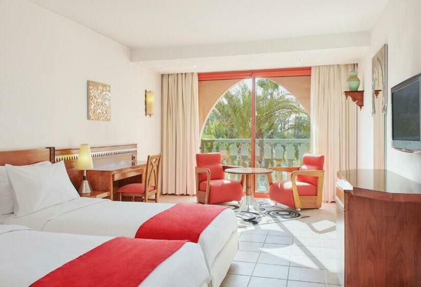 Deluxe Room Garden View, Le Méridien N Fis