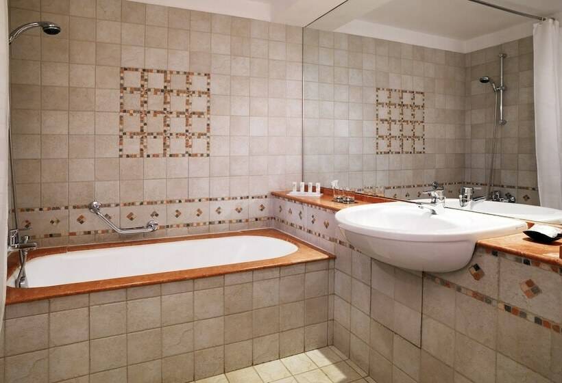 Deluxe Room, Le Méridien N Fis