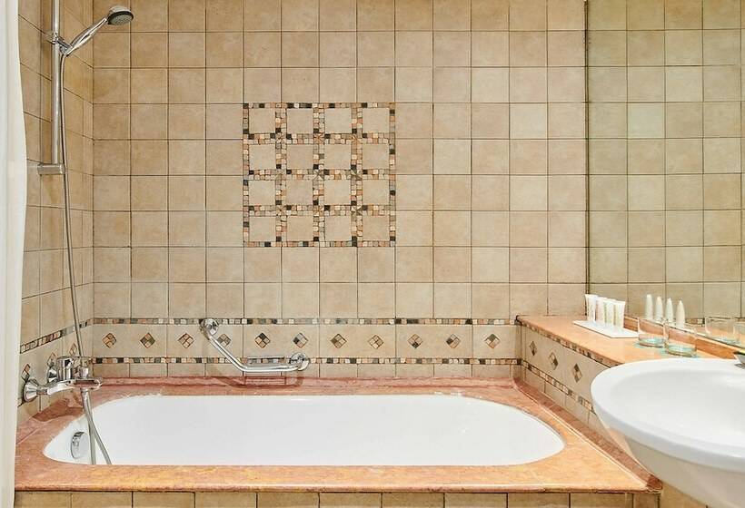 Deluxe Room, Le Méridien N Fis