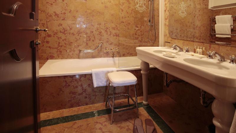 Suite, Le Méridien N Fis