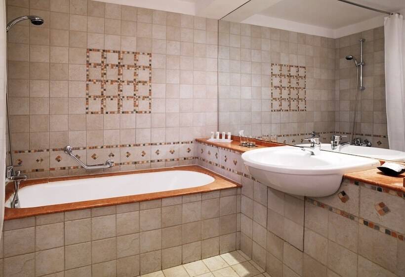 Standard Room Double Bed, Le Méridien N Fis