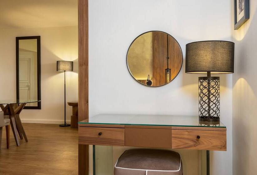 Suite, Le Méridien N Fis