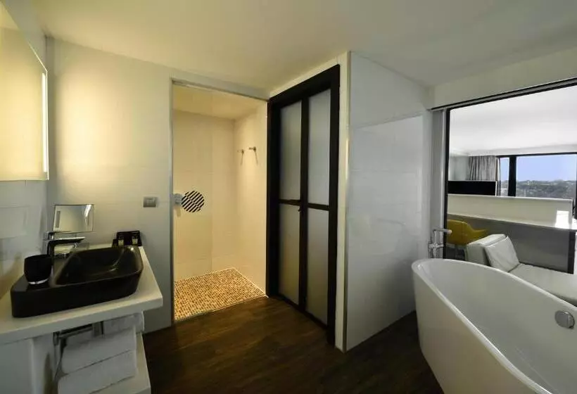 Deluxe Room King Size Bed, Pullman Abidjan