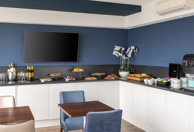 Номер Deluxe, Sofitel London Gatwick