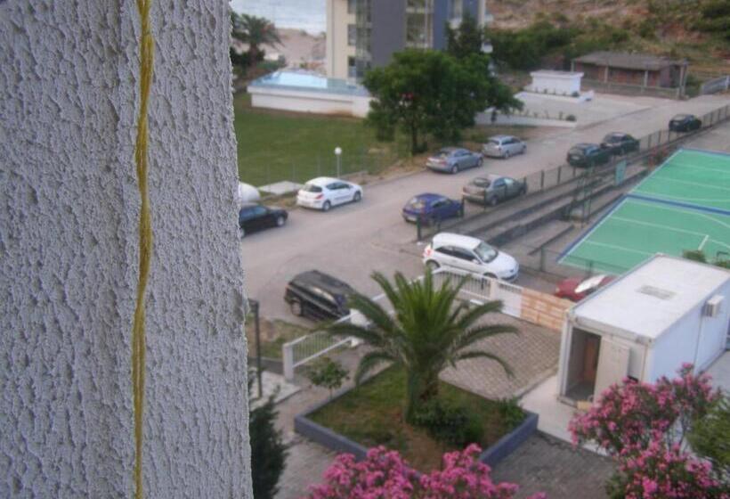 اتاق استاندارد سه نفره, Aleksandar