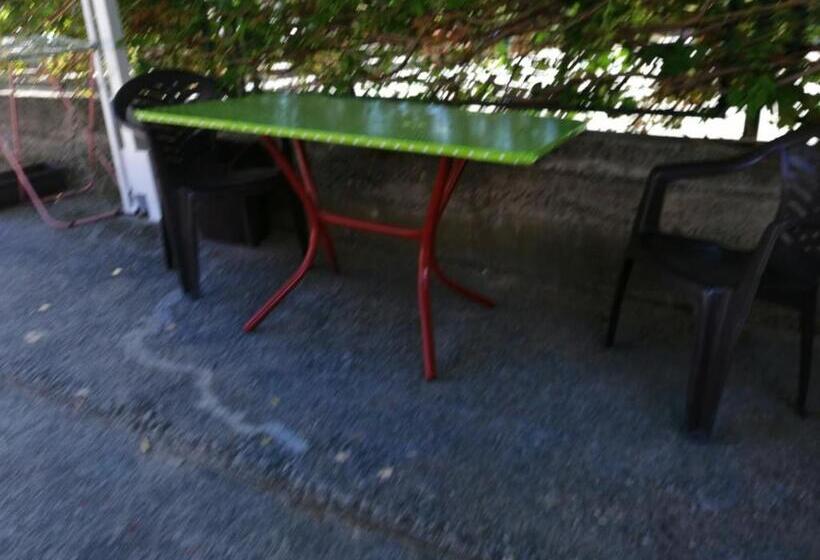 اتاق استاندارد سه نفره, Aleksandar