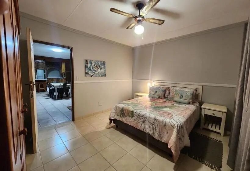 Talo 4 Makuuhuonetta, Flamboyant Guesthouse