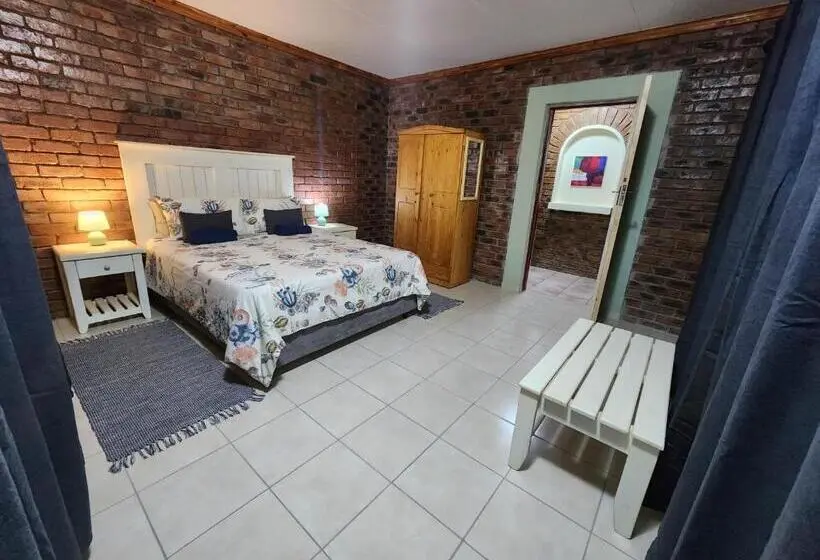 Talo 4 Makuuhuonetta, Flamboyant Guesthouse