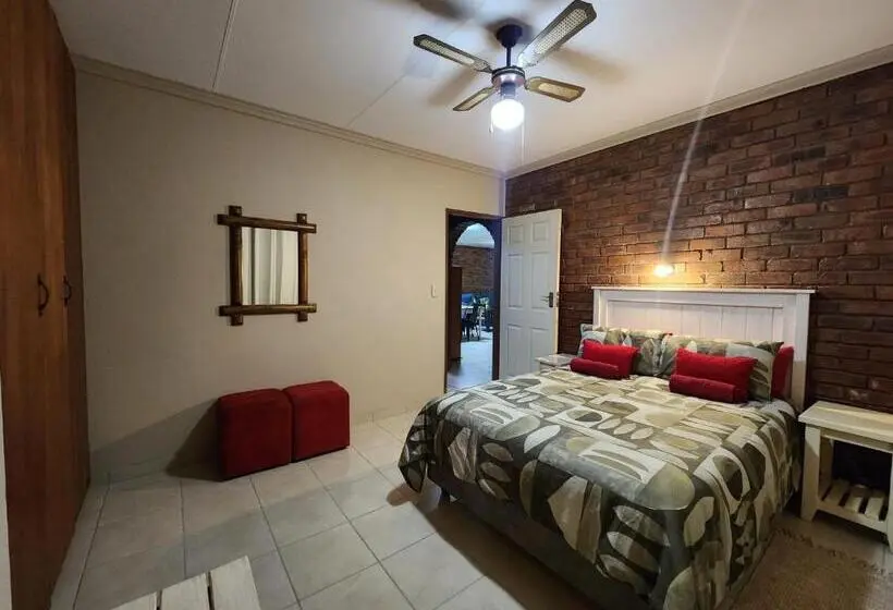 Talo 4 Makuuhuonetta, Flamboyant Guesthouse