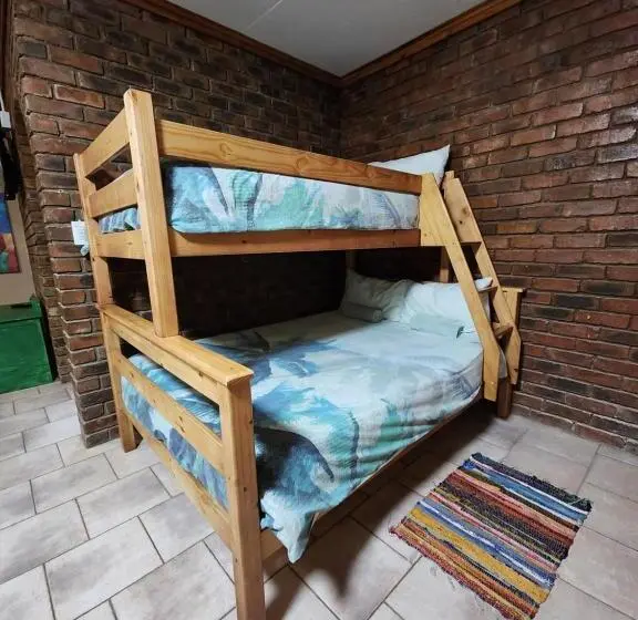 Talo 4 Makuuhuonetta, Flamboyant Guesthouse