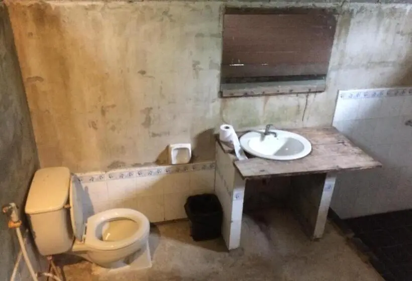 Basic-huone, Namtok Bungalows