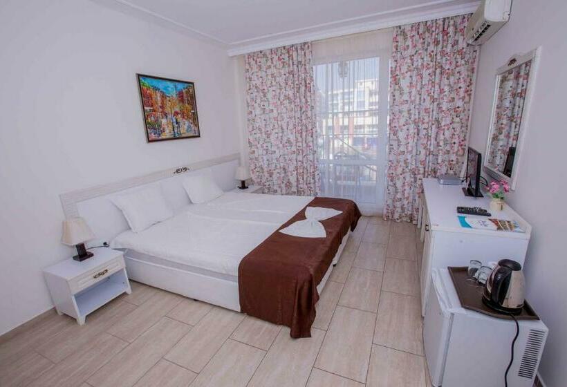 חדר סטנדרט עם מרפסת, The Step Family